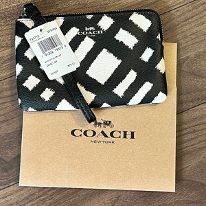 NWT Coach Wristlet Corner Zip